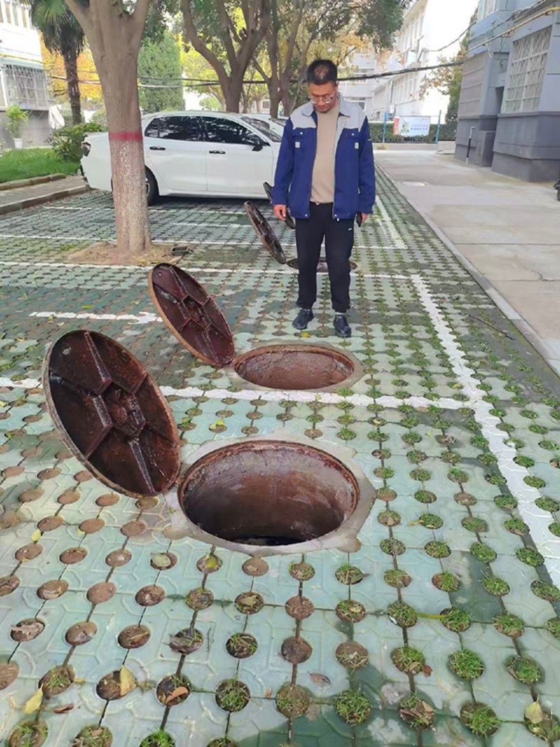 边飞飞在疏通家属区主管道