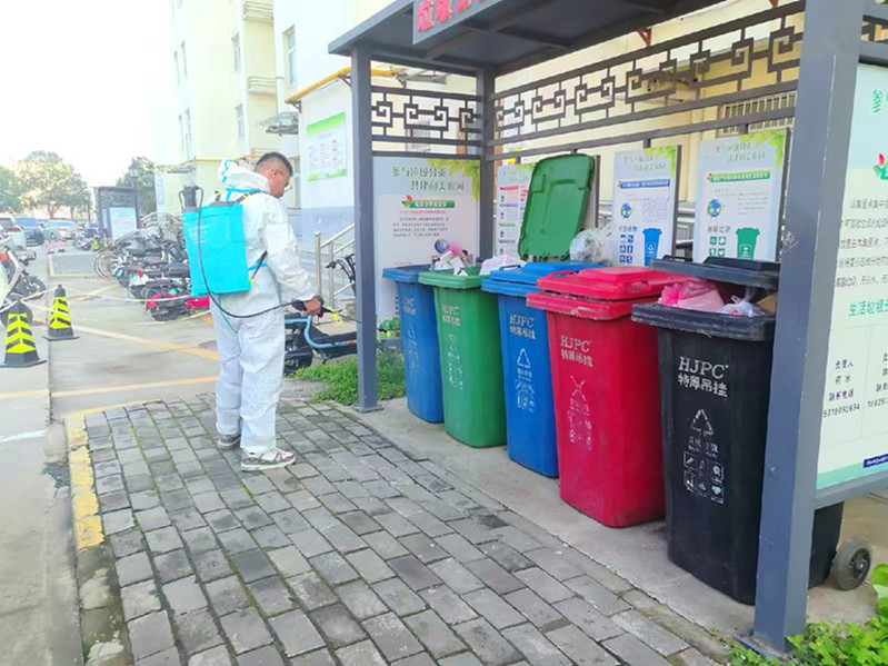 边飞飞在家属区进行消杀作业
