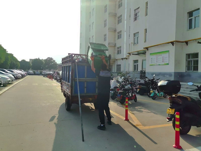 边飞飞在清运垃圾