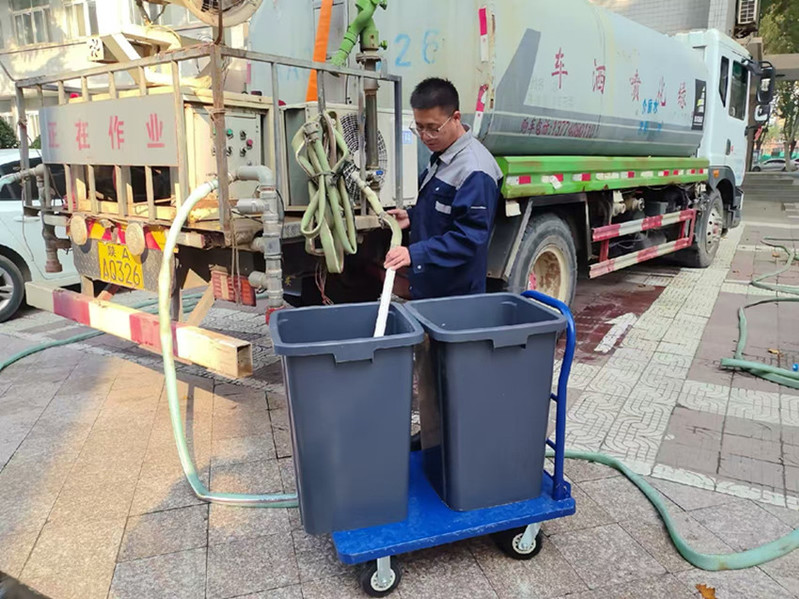 临渭校区站因管道爆裂停水，学校启动拉水车提供临时供水服务，边飞飞主动承担起为高层行动不便老人送水上楼的任务