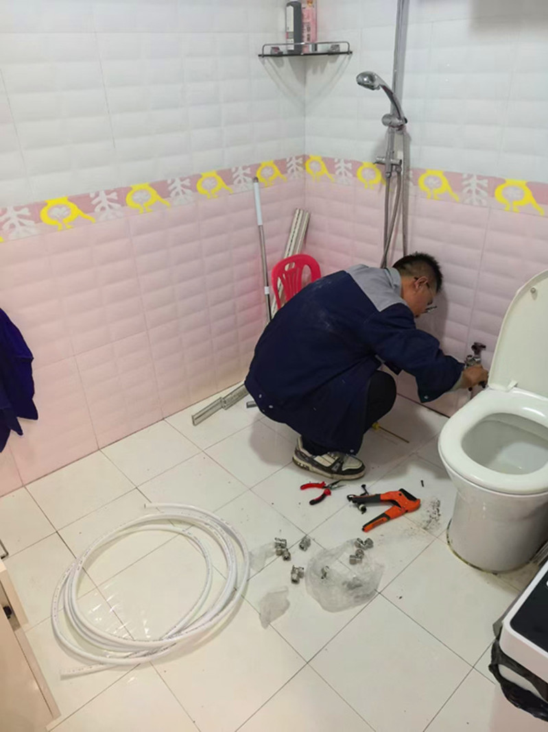 飞飞在住户卫生间维修卫浴设备