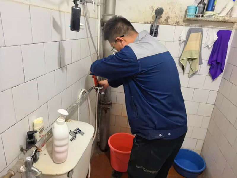 边飞飞手持工具专注维修卫浴管路