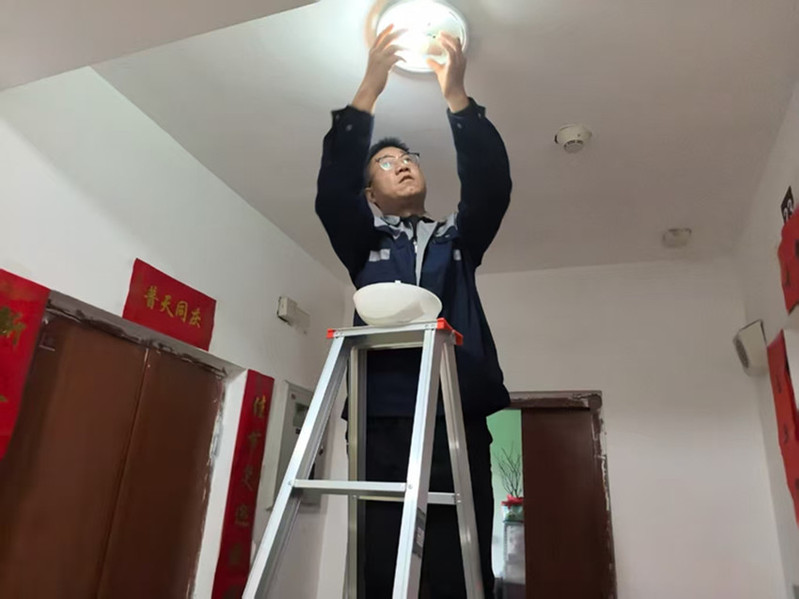 飞飞为住户及时更换通道照明灯