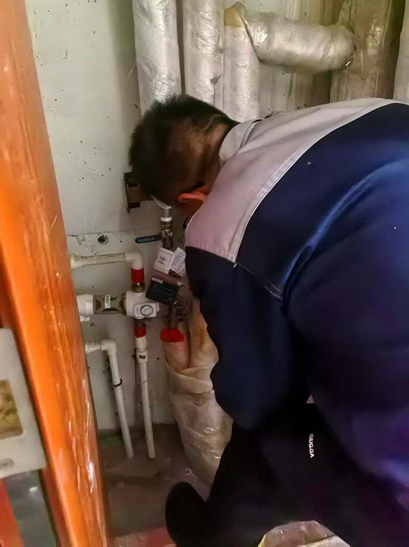 边飞飞专注于暖气打压试水 为住户冬季供暖保驾护