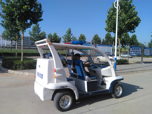 白天有警车，晚上有警灯