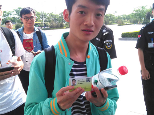 学生持有效证件入校