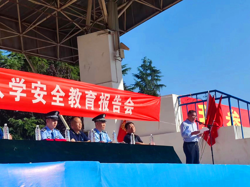 后勤安保处副处长康江龙主持大会（临渭校区）