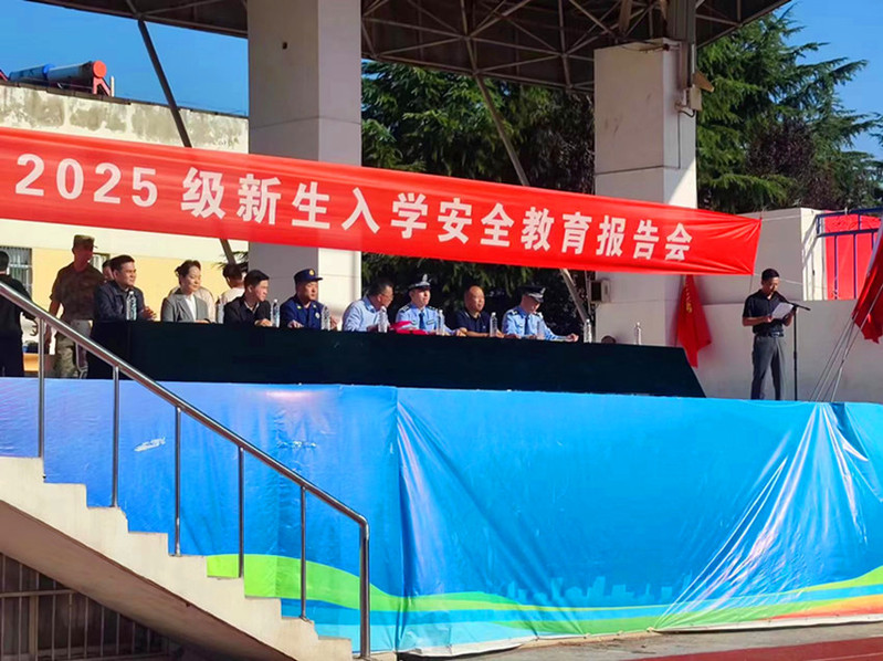 主席台就坐领导和嘉宾（临渭校区）