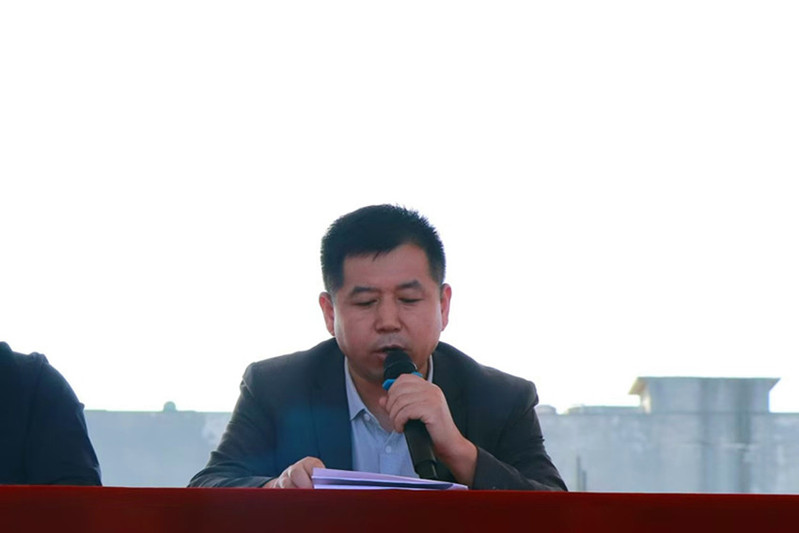 后勤安保处处长李晓飞主持大会并作总结讲话（高新校区）