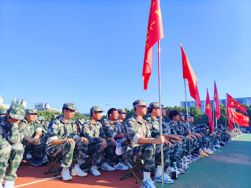 2025级新生认真聆听讲座