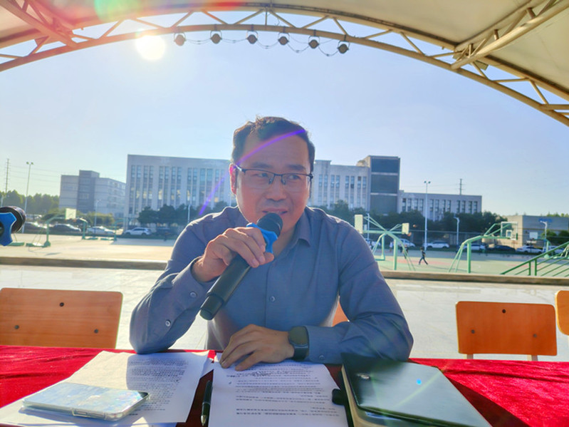 后勤安保处副处长郎儒林对校外辅导员专题讲座进行点评并对新生提出要求