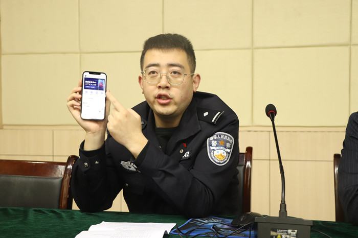 民警屈唐明教同学们正确使用国家反诈中心APP