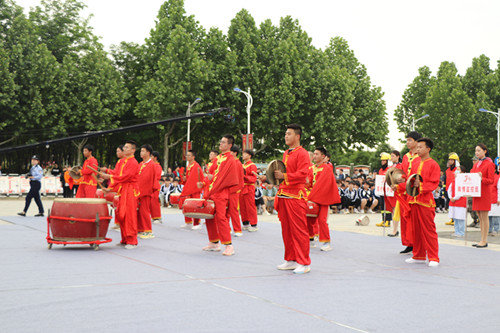 学校威风锣鼓队开场表演