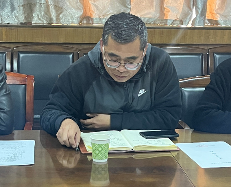 后勤安保处副处长康江龙对临渭校区服务外包工作进行点评并提出改进要求