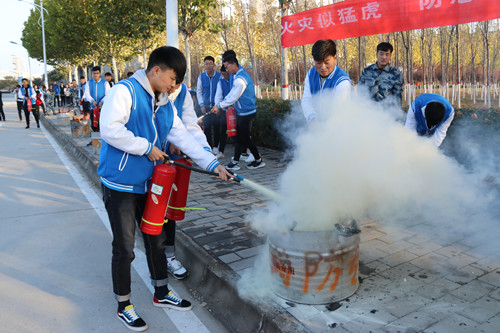 学生代表进行灭火体验