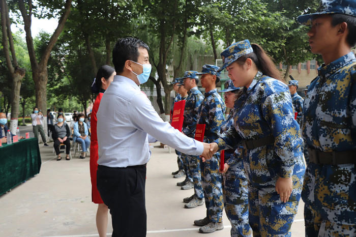 学生处处长曹喜龙为优秀队员颁发荣誉证书