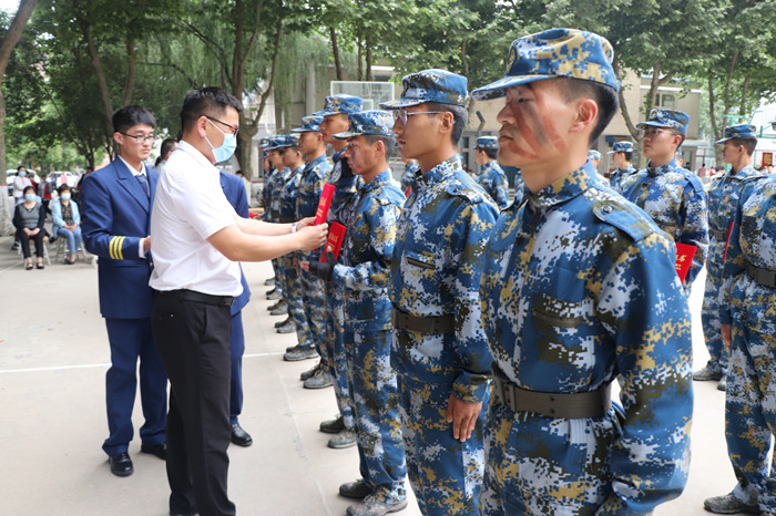 校团委书记姚天魁为优秀队员颁发荣誉证书