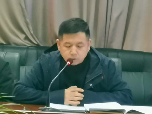 后勤党总支书记李晓飞主持会议并作表态发言