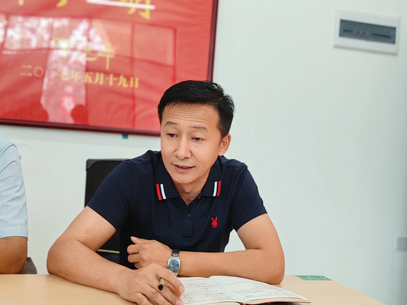 后勤安保处综合科科长何冰主持座谈会