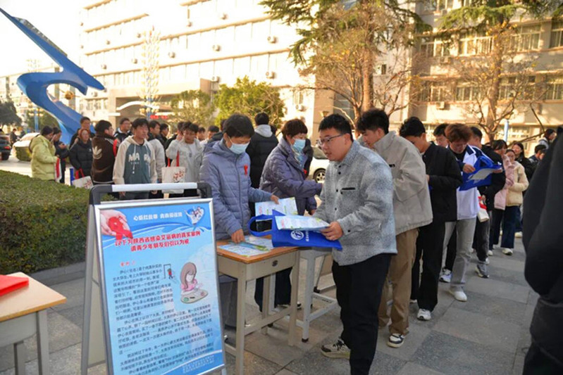 发放科普宣传资料