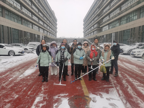 后勤暖寒冬   扫雪保出行