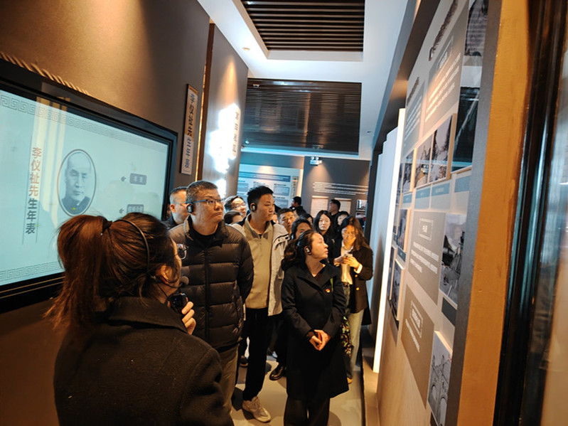 党员们在陕西水利博物馆参观学习