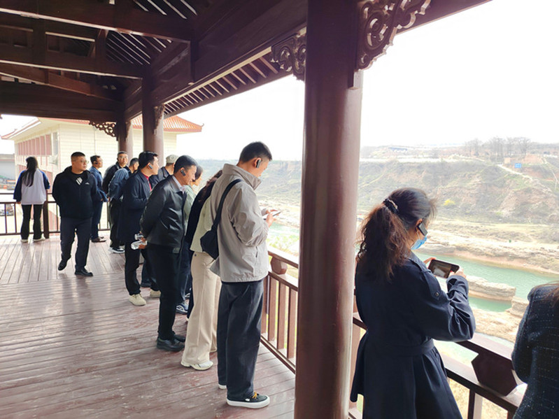 登高望远，看泾水滔滔，悟水利初心。