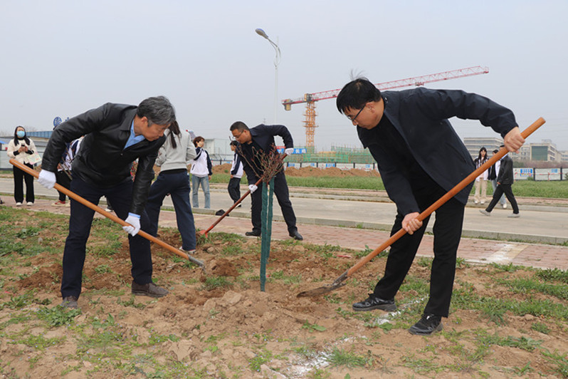 党委书记焦胜军、校长韩小卫参与植树活动