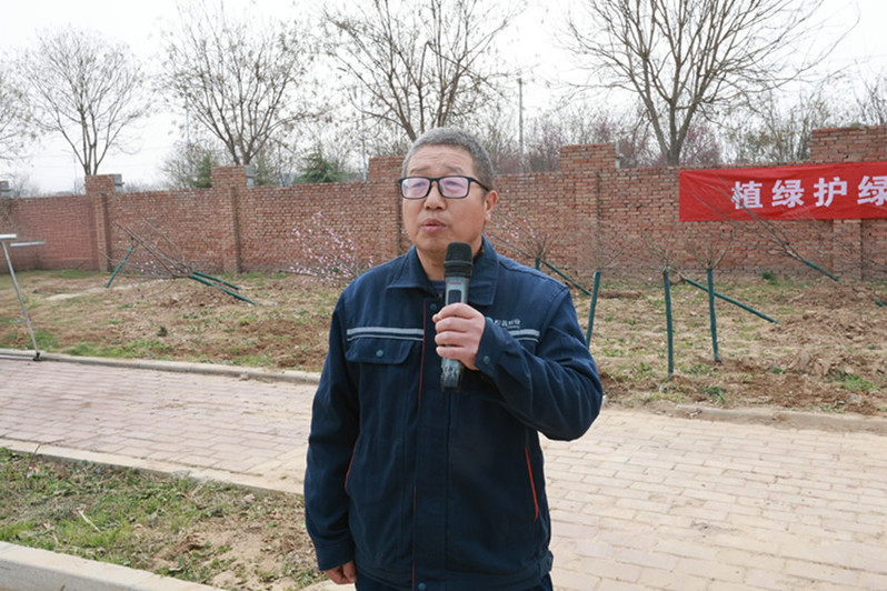 绿化养护主管李永超现场讲解植树步骤与技术规范