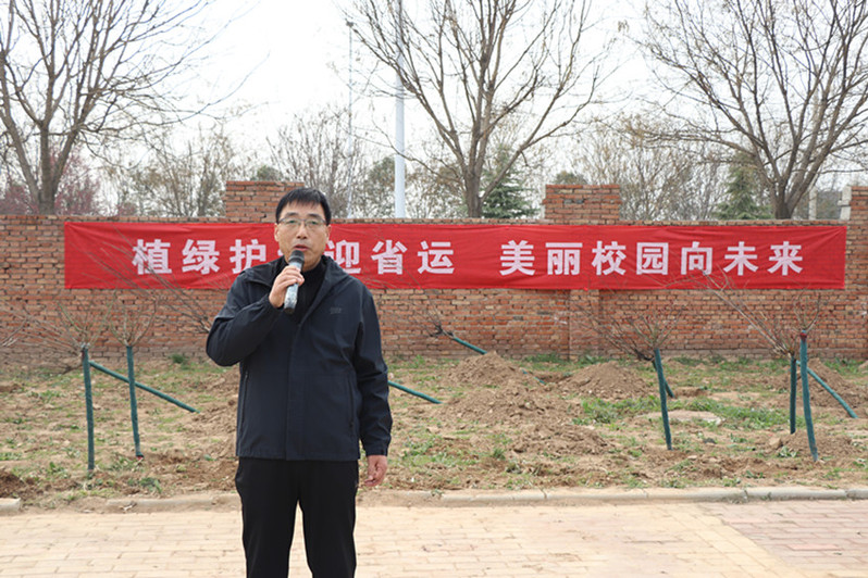 韩小卫校长宣布“植绿护绿迎省运 美丽校园向未来”活动正式开始