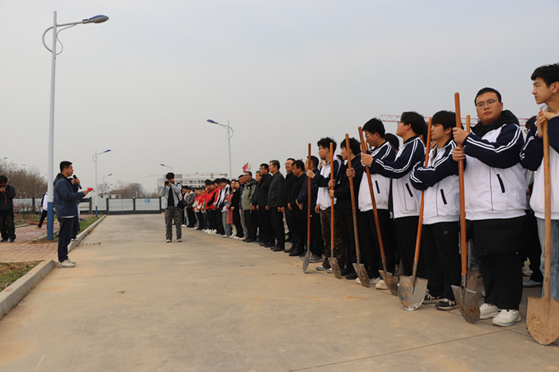 四百余名师生参加植树活动