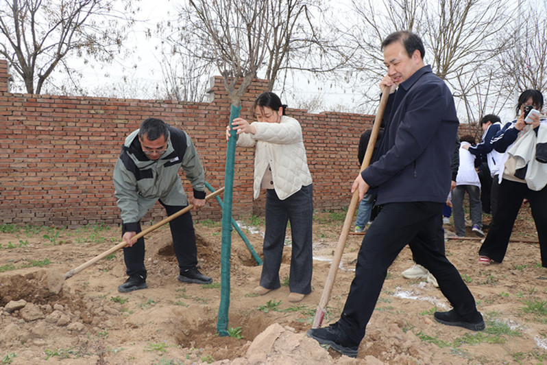 贺建锋副校长参加植树活动
