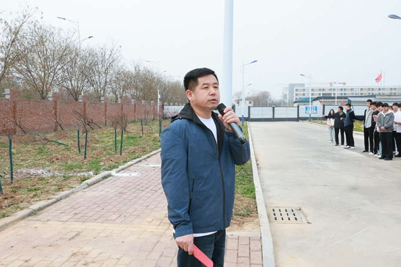 后勤安保处处长李晓飞主持植树节活动