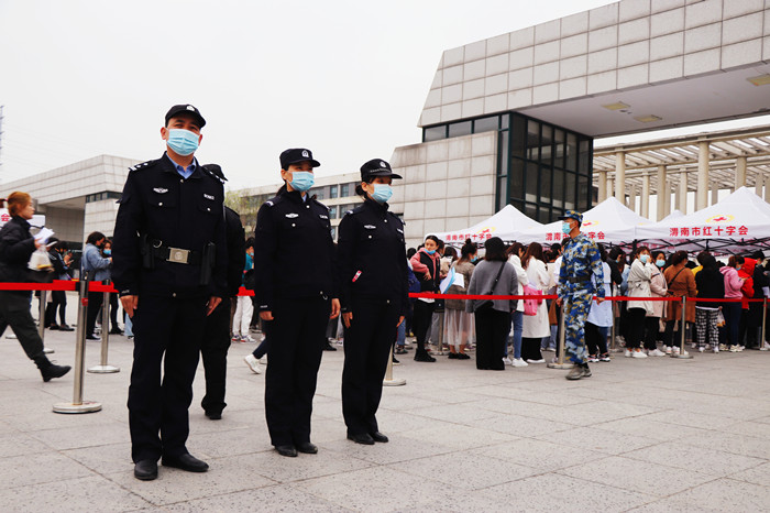 民警在考试安保执勤现场