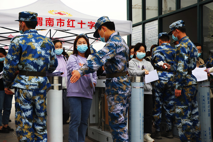 坚守岗位 一丝不苟