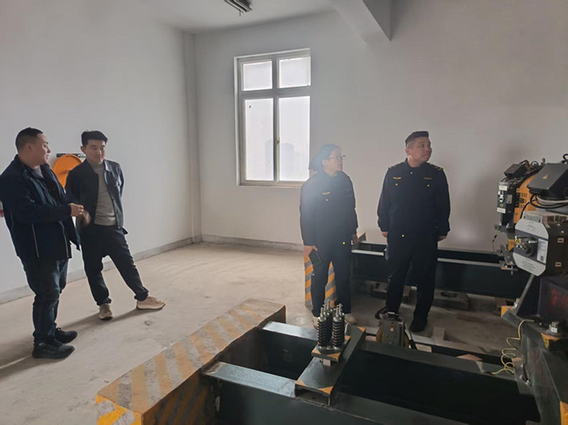 检查人员与相关人员在现场沟通，确认设备细节与安全隐患。