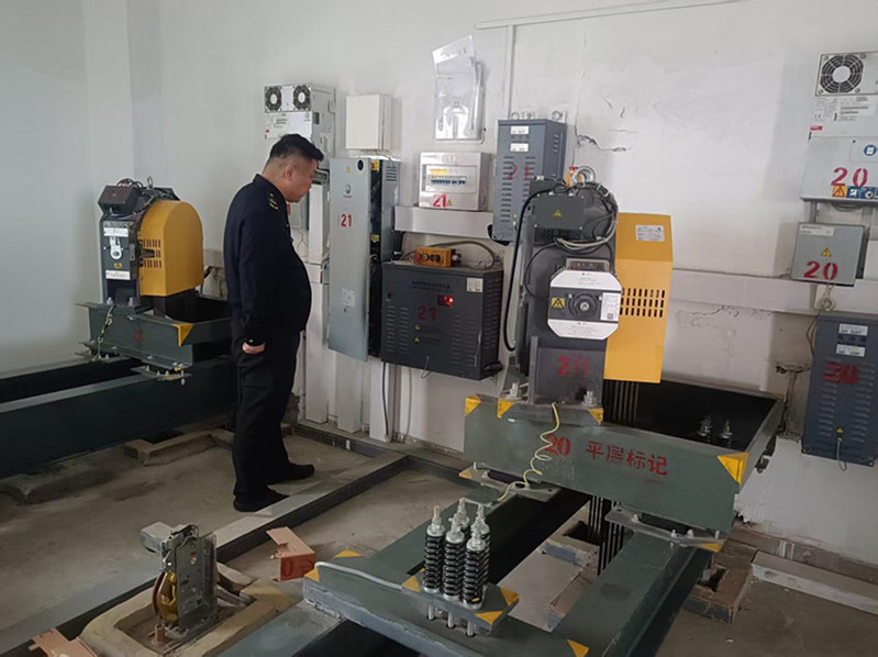 工作人员深入电梯机房，核查曳引机等核心设备运行状态。