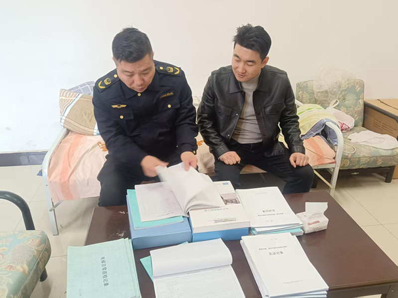 工作人员仔细翻阅安全台账与见证记录，确保台账详实规范。