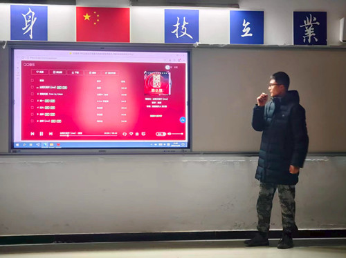 队员演唱歌曲《出现又离开》