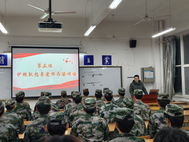 高新校区护校队指导老师乔梁作总结讲话