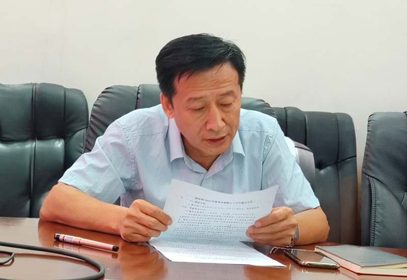 综合科科长何冰汇报工作