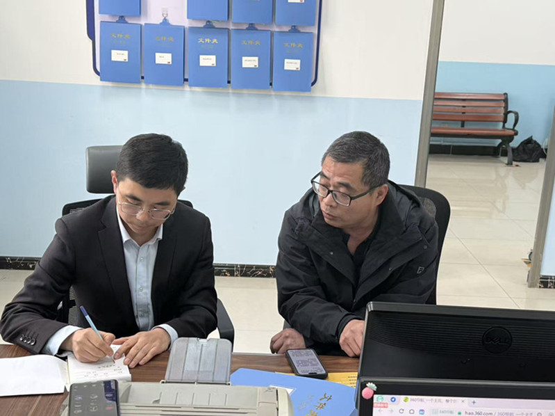 3 月 16 日，卫生所召开工作会议，后勤安保处副处长康江龙（左二）与卫生所全体人员参会，共同学习药品与医疗器械管理新要求，深入推进健康学校建设及日常管理工作。