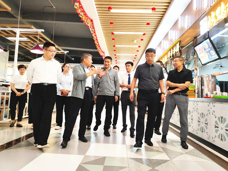 调研组在餐饮中心开展调研