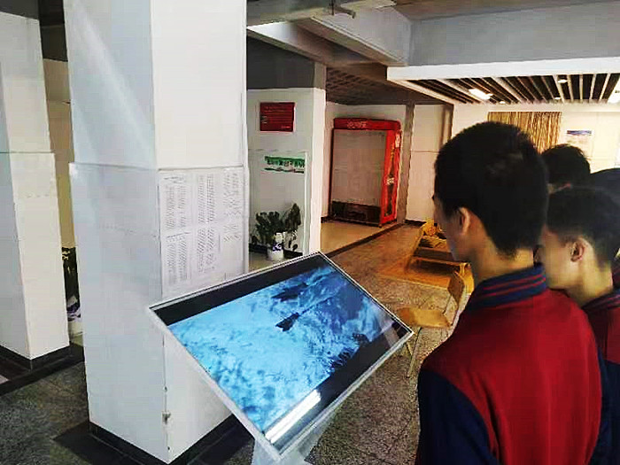 学生在公寓电子屏前观看“扫黑除恶”专项斗争宣传教育视频