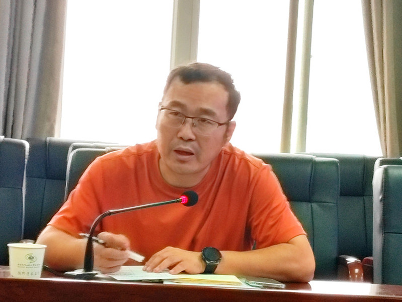 后勤安保处副处长郎儒林主持见面会并讲话
