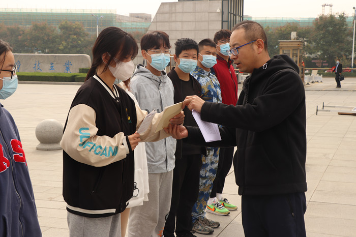 安保干部为学生发放反间谍宣传手册