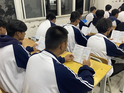 学生认真学习《校园安全手册》