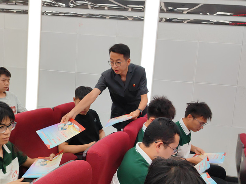 渭南中院工作人员向学生发放禁毒宣传彩页