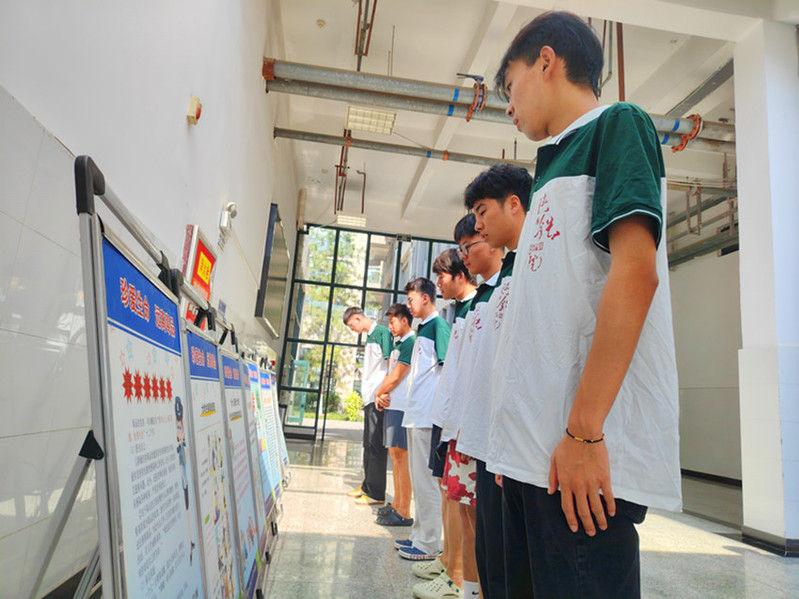 学生驻足观看学习