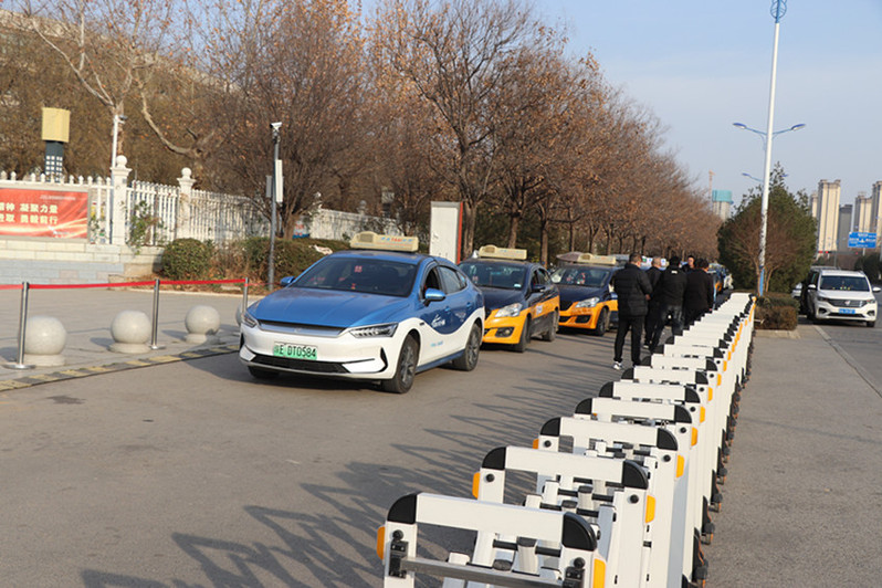 出租车在候车区有序停放